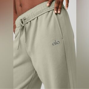 Alo Yoga Sweatpants. Medium